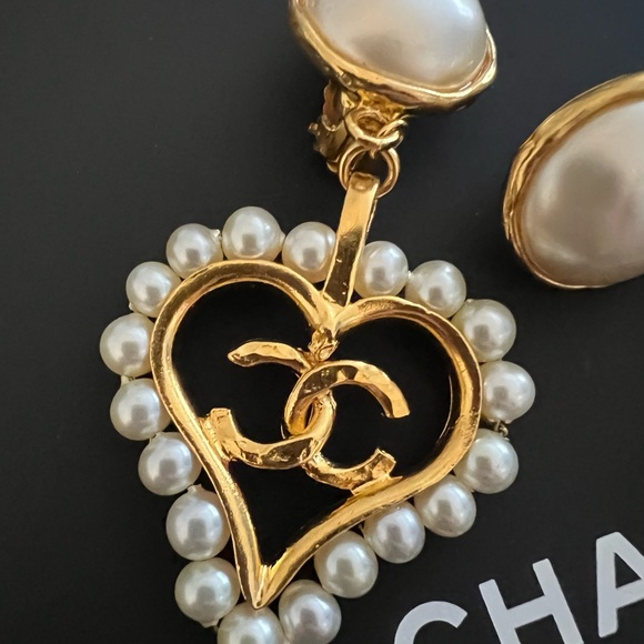 Chanel Vintage Collection 28 1993 RARE COLLECTIBLE Heart Dangle Earrings Gold - Picture 3 of 12